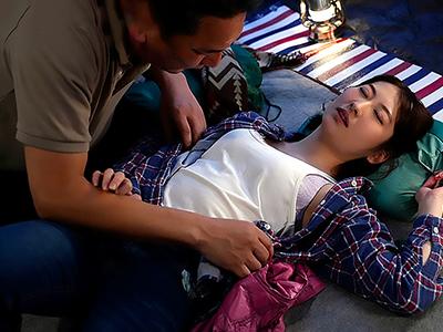 【抜ける！】町内会に参加した人妻が、テントで中年男性に寝取られ、アソコの中を撮影された。