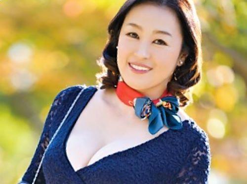 【水沢莉久】…ん…あぁ…だめ// 四十路を超えたぽっちゃり人妻がAVデビュー!乳首舐めや乳首責め挑戦する巨尻おばさん初々しいセックス！