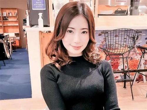 【他人妻ナンパ×生中出し】黒のワンピースを脱ぐスレンダー美人が電マで赤裸々オナニー…性欲まみれの清楚系美熟女おばさんにナカ出し膣内ザーメン発射