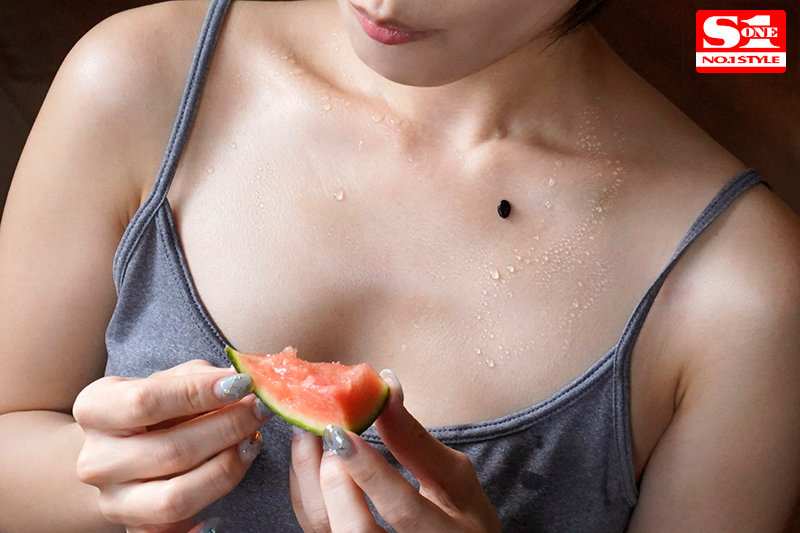 疎外感のあるド田舎。お裾分けを届けてくれる隣家の美人若妻‘みなみさん’の無防備すぎる露出肌が汗だくで色っぽく見えてついつい欲情してしまった。（小島みなみ）
