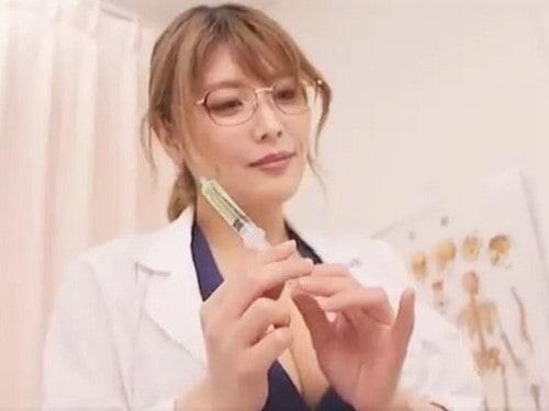 【新村あかり×肛門科の女医】係りつけの巨乳肛門科女医に気に入られてしまいアナル診療時にこっそり媚薬を塗り込まれ狂うほどメスイキ開発されてしまったボク。。。