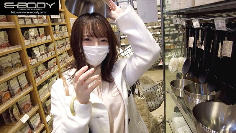 普通の女子大生にしか見えません。逆にそれがいいんです。見た目は清楚な女の子なんだけど、最高にエロくて誘われる感じがする。笑顔もいい。声もいい。白桃のような体つき。肛門がいい。（小花のん）