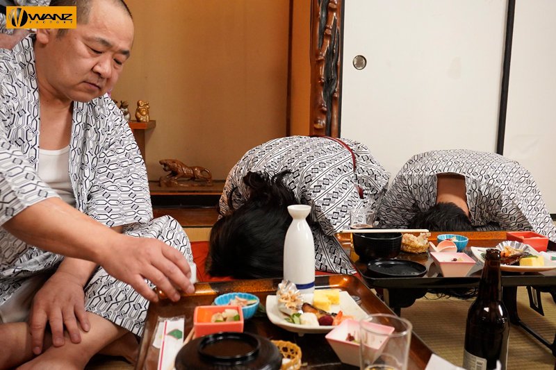 社員旅行で下品な宴会ゲームをやらされて発情した同僚たちに一晩中犯●れた彼女 佐山愛