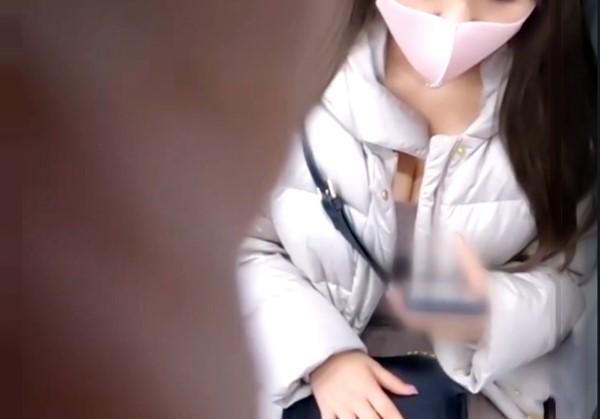 街中で見かけた爆乳ボディのお姉さんに隠し撮りしながら付きまとう変態男！自宅に侵入して問答無用で睡眠強姦SEX