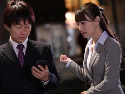 【初川みなみ×OL】終電逃して先輩女子社員の自宅に泊まることになった彼女持ちの僕は…部屋着姿を見て興奮して背徳的浮気セックス