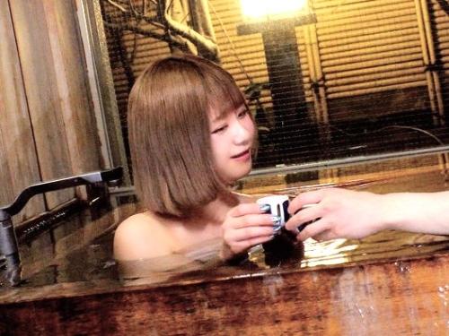 【素人ナンパ】タオル一枚で女子大学生と混浴し乾杯するスレンダー美乳お姉さんが風呂の中でベロビュービーチク責めされフェラでお返し