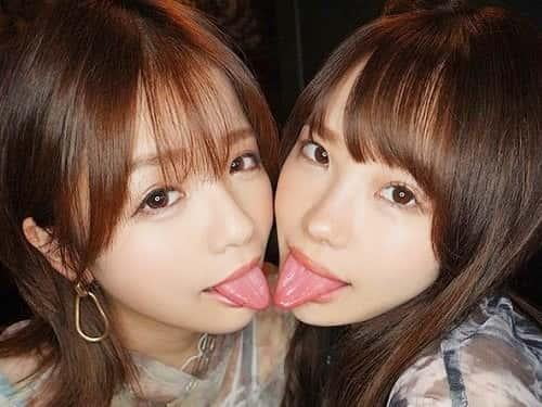 【松本いちか・永瀬ゆい】痴女り密着してきたWドS美少女にチンコを弄ばれ亀頭責めと尻穴舐めの同時快楽刺激を。。。