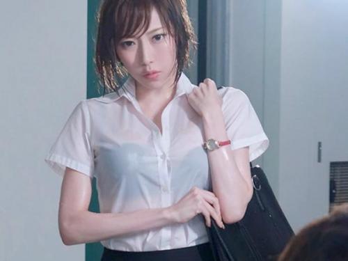 【七海ティナ】ゲリラ豪雨でびしょ濡れになった憧れの女性上司の透けるブラジャーに我慢できない！オフィスで禁断の性行為をして濃厚交尾