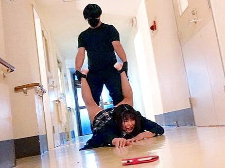 ［鬼畜］女○校生レイプ‼『やだぁぁぁ❗誰かぁぁぁぁ❗』引きずられ生中出しレ○プされた幼い巨乳JK❤