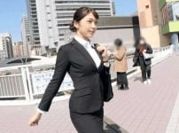 キリッとスーツ姿の真面目そうな美人OLお姉さんが登場！男優おチンコに鬼突きされてメスイキしてしまう