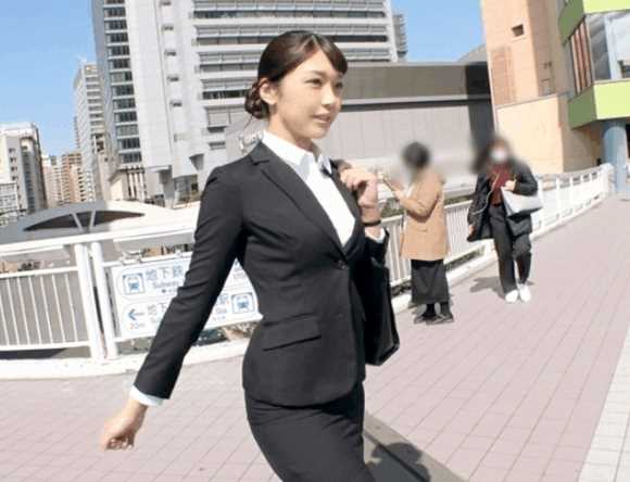 キリッとスーツ姿の真面目そうな美人OLお姉さんが登場！男優おチンコに鬼突きされてメスイキしてしまう