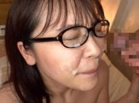 【でか尻×巨乳】メガネのデカ尻女子は精子大好き！精子をぶっかけ顔面射精されて喜んじゃうｗｗ