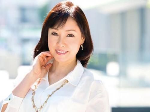 ＜福田由貴×五十路AV初撮り＞美魔女がカメラの前で裸になり旦那以外のおチンポを挿入される様子を撮影したAVデビュー！