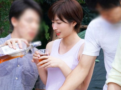 ［奥田咲×他人妻テントNTR］キャンプで旦那が肉を焼いている間に寝取る！レイププレイで手コキフェラや即ハメ♡