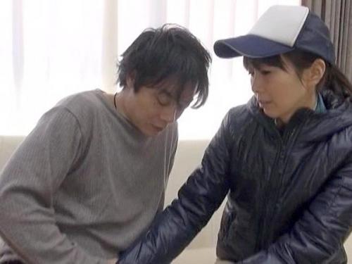 【ワーキングママ】仕事中なのにHなことで頭がいっぱいの働くおばさんが成り行きでチ〇コを咥えてフェラチオからのクチュクチュSEX