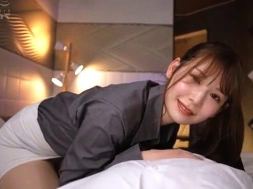 【マーキングプレス×S女】「店長のことお持ち帰りしたいな…」小悪魔な笑みを浮かべ誘惑してきた美S女店員に…明里つむぎ