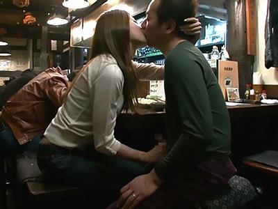 《不倫×手コキ》居酒屋で禁断の刺激と共に過ごすマジHなひとときｗｗｗ