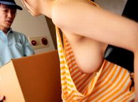 ”おっぱい”見えても関係ねぇ！宅配員の前でエロたわわなおっぱいを胸チラ…乳首チラで無自覚な誘惑…発情した巨根巨根を手コキ抜き！