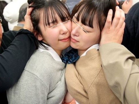 【チカンJK】友達同士な幼い制服可愛い娘2人組に電車チカンでレズ行為を強要！レズキスやクンニして屈辱の羞恥のスケベ大量潮吹き失禁